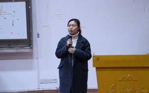 圖片包含 人員, 站立, 容器, 男士描述已自動生成